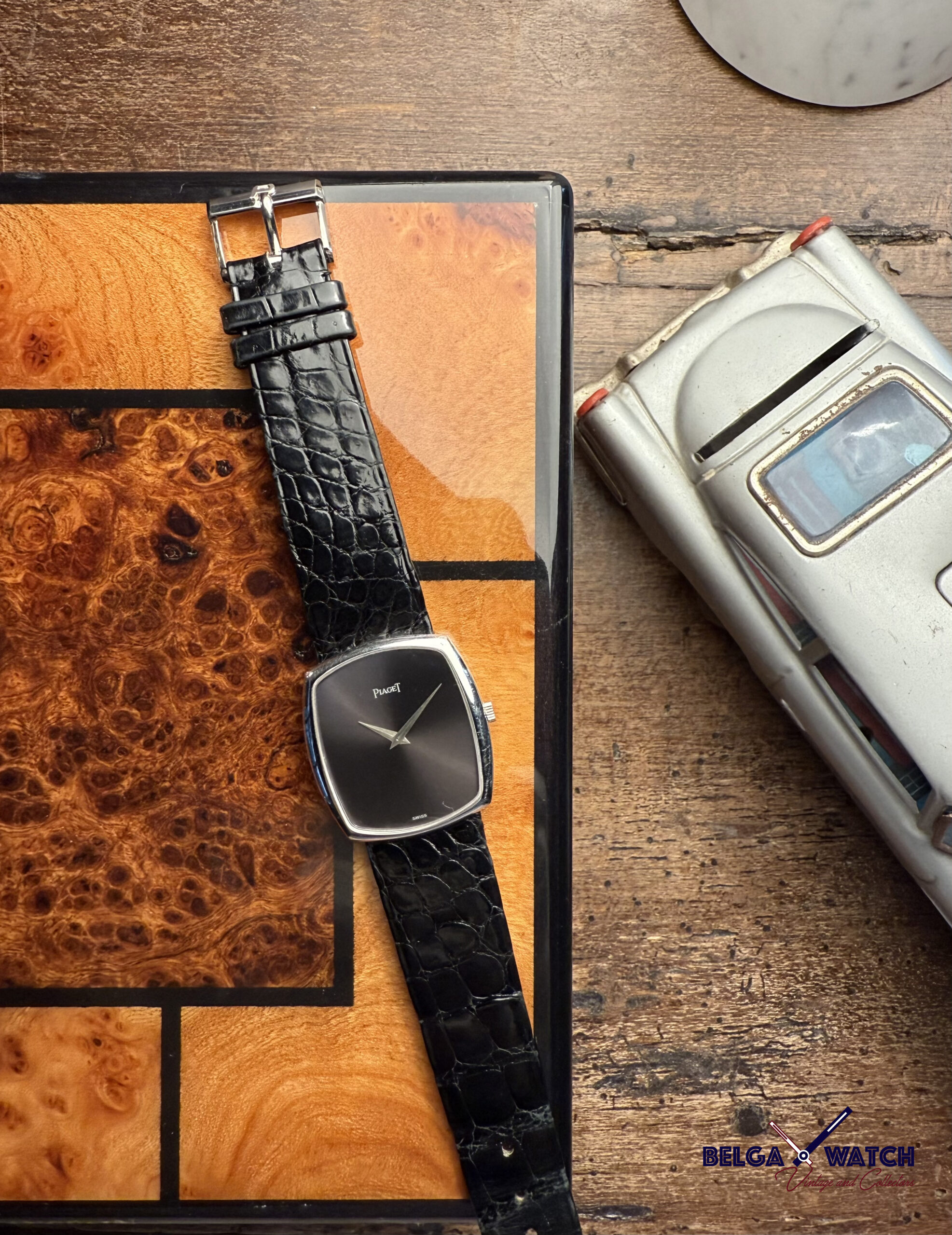 Asymmetric white gold